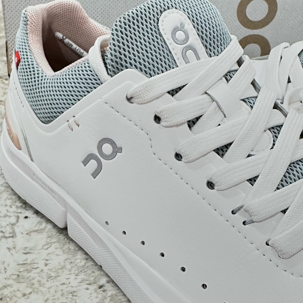 On Running Rodger Advantage woman’s size 6 white / rose worn only a few hours